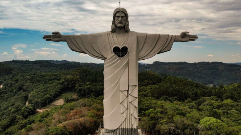 Cristo Protetor - Foto: Divulgação Associação Amigos do Cristo de Encantado estatuas de jesus