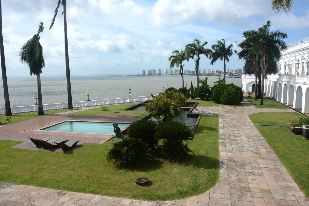 Pratos típicos da culinária maranhense em um restaurante em São Luís.