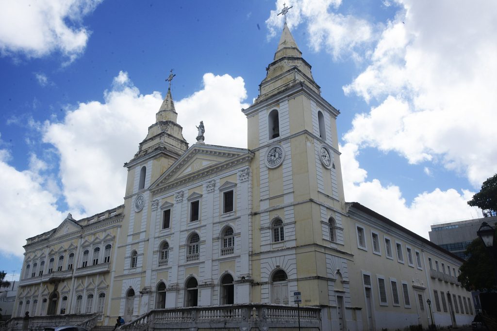 Pratos típicos da culinária maranhense em um restaurante em São Luís.