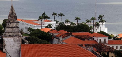 Pratos típicos da culinária maranhense em um restaurante em São Luís.